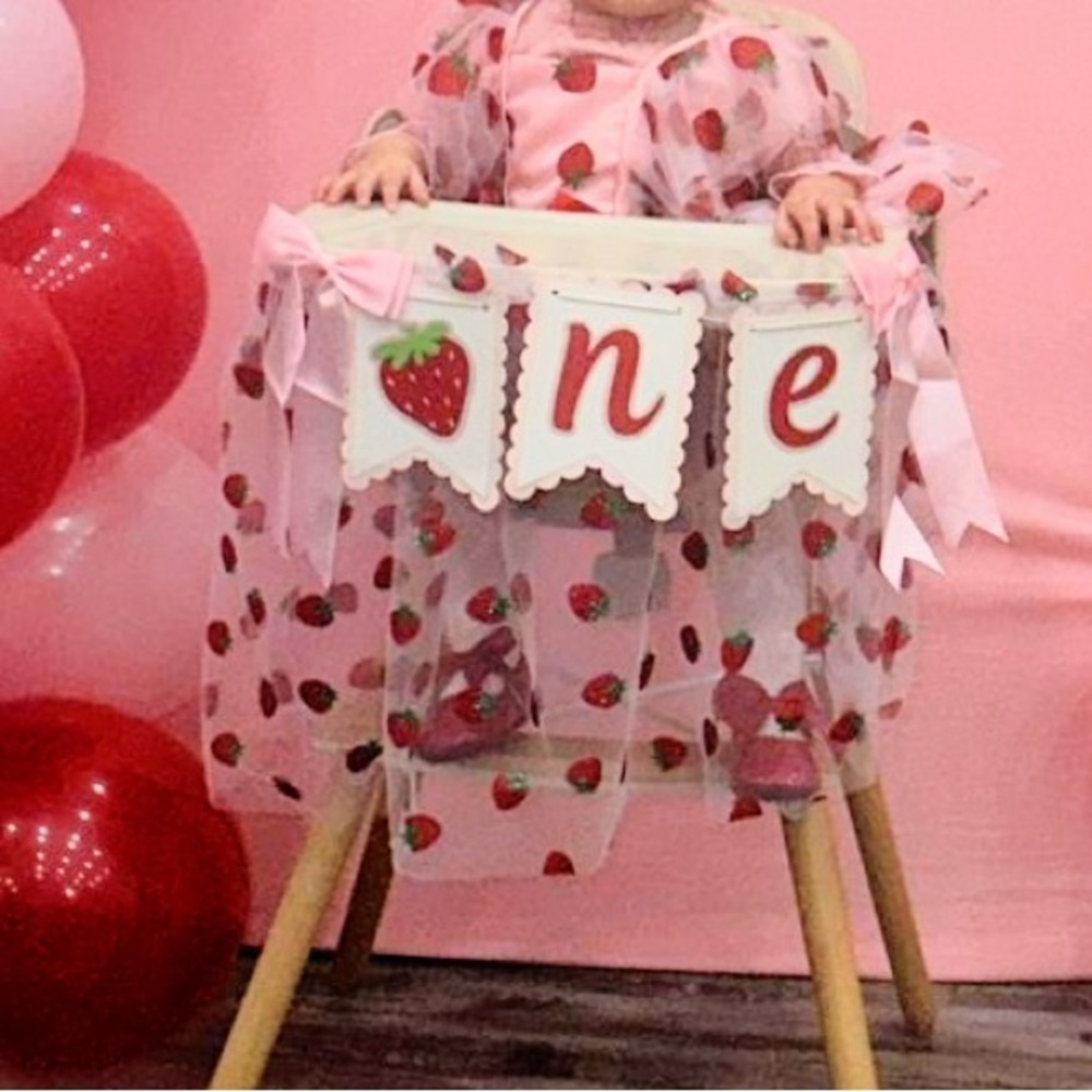 🍓🎀Berry first birthday Outfit and decor! 🎀🍓 - Picture 6 of 14